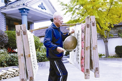 【領航新征程】為宣傳黨的政策挑展板走村串巷13年:鄉村教師倪吾全和他的“扁擔學校”