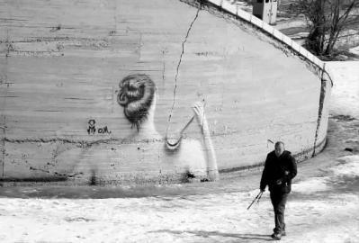 大橋現美女出浴圖 公園：美觀但不合規定