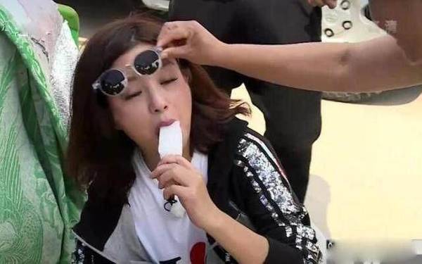 趙薇到農(nóng)村買西瓜 遭大姐強行摘墨鏡確認身份