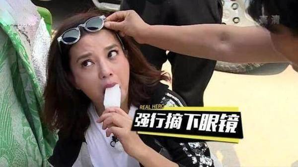 趙薇到農(nóng)村買西瓜 遭大姐強行摘墨鏡確認身份